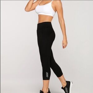 Lorna Jane- Women’s Active Black Crops - Sm
